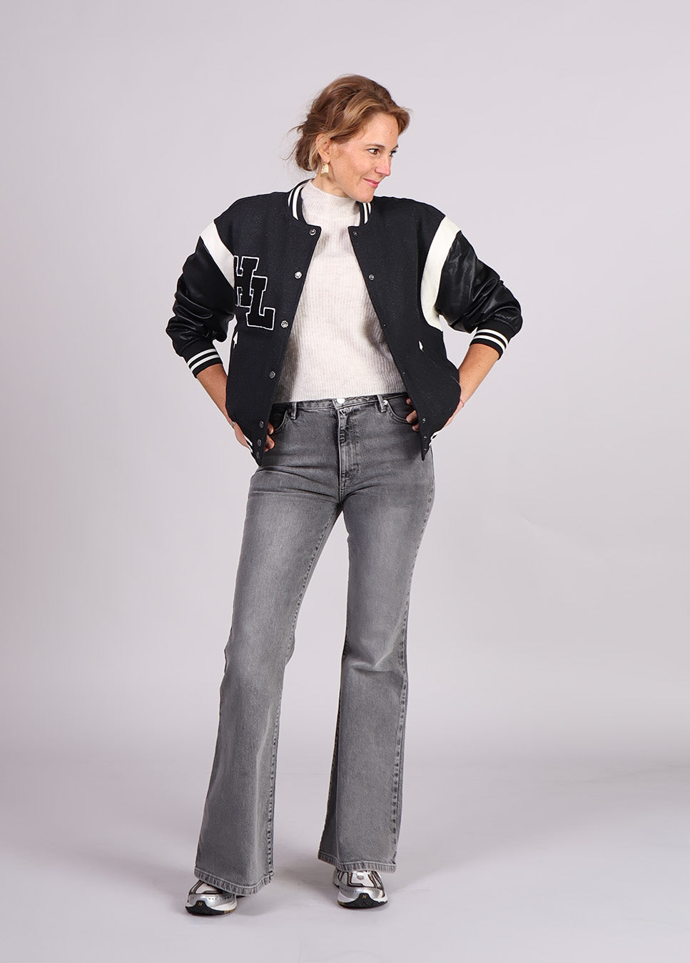 Homage Angelina wide flared jeans grijs op model met bomberjas