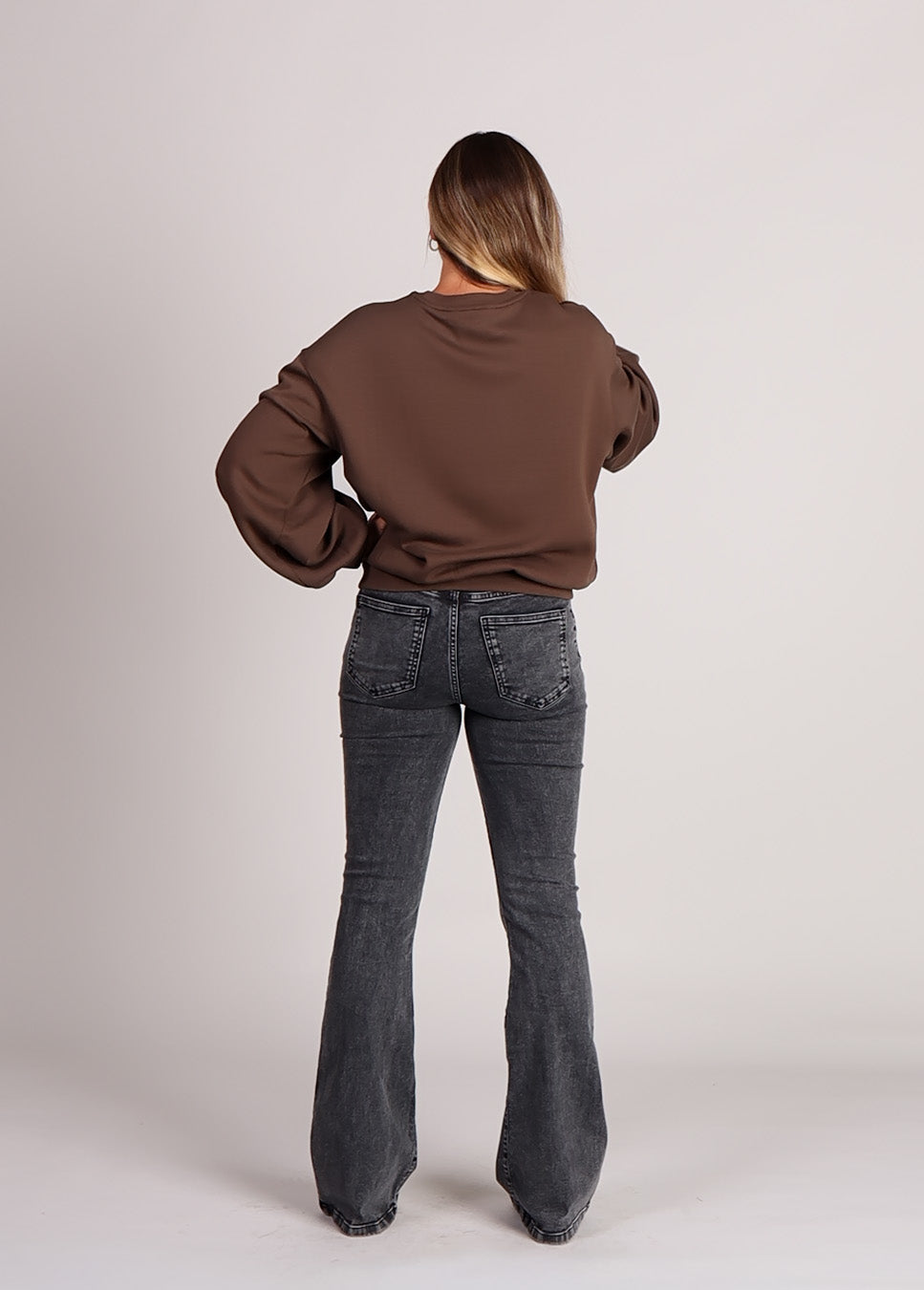 Homage Jane flared jeans with pockets zwart achterkant model met bruine trui