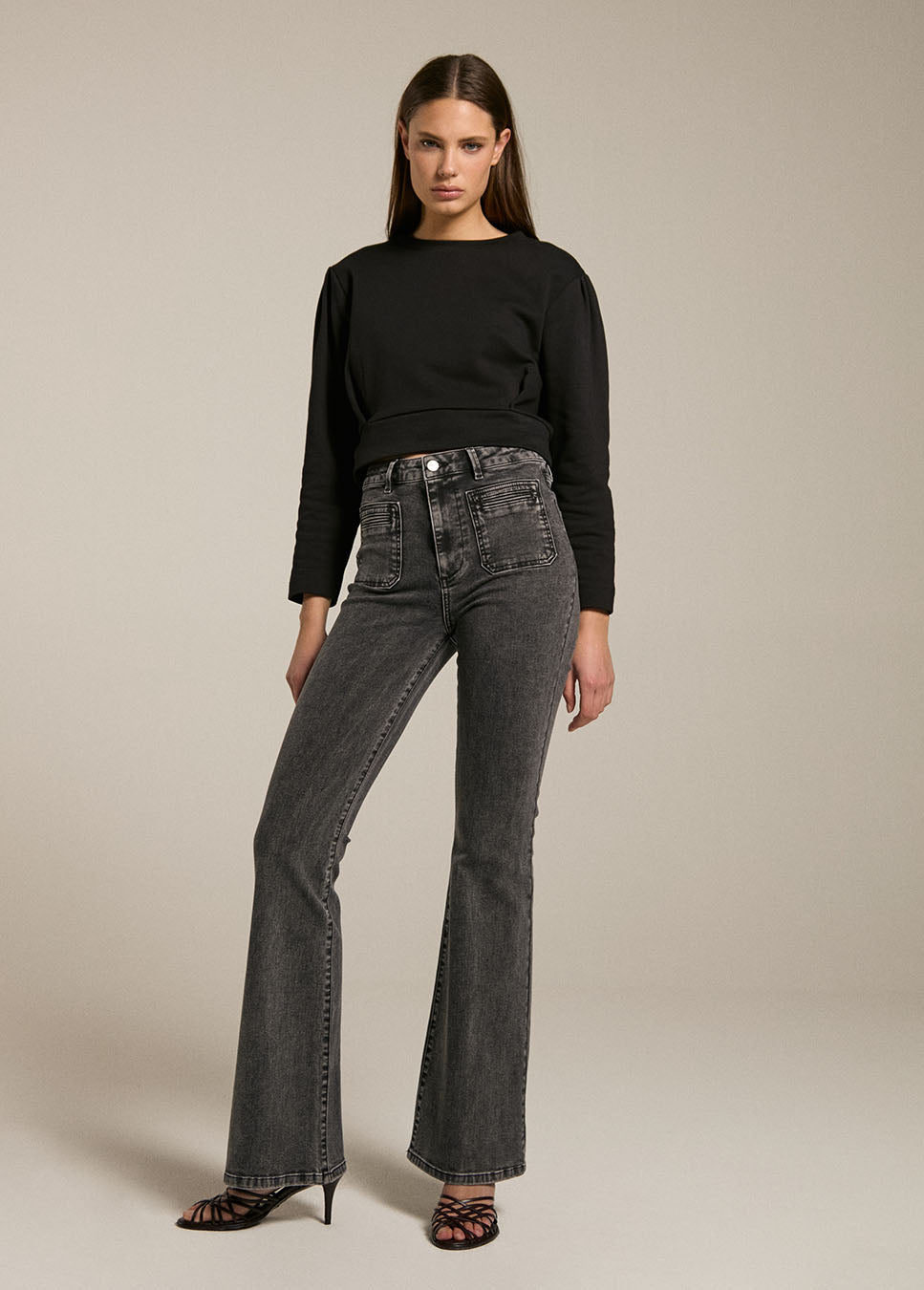 Homage Jane flared jeans with pockets zwart voorkant model