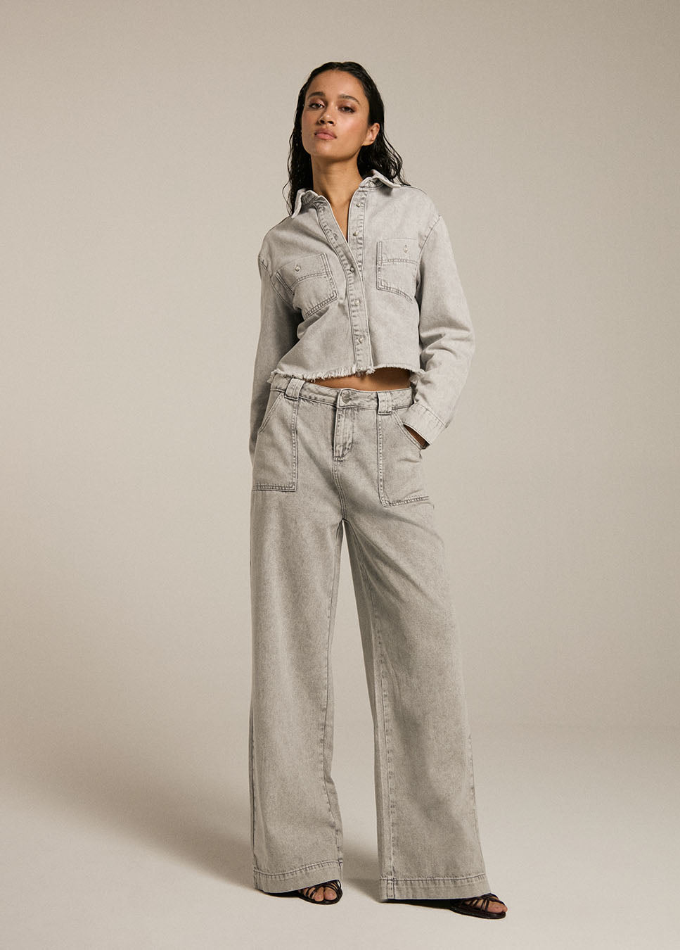 Homage mid waist palazzo jeans with big pockets grijs voorkant model grijze blouse