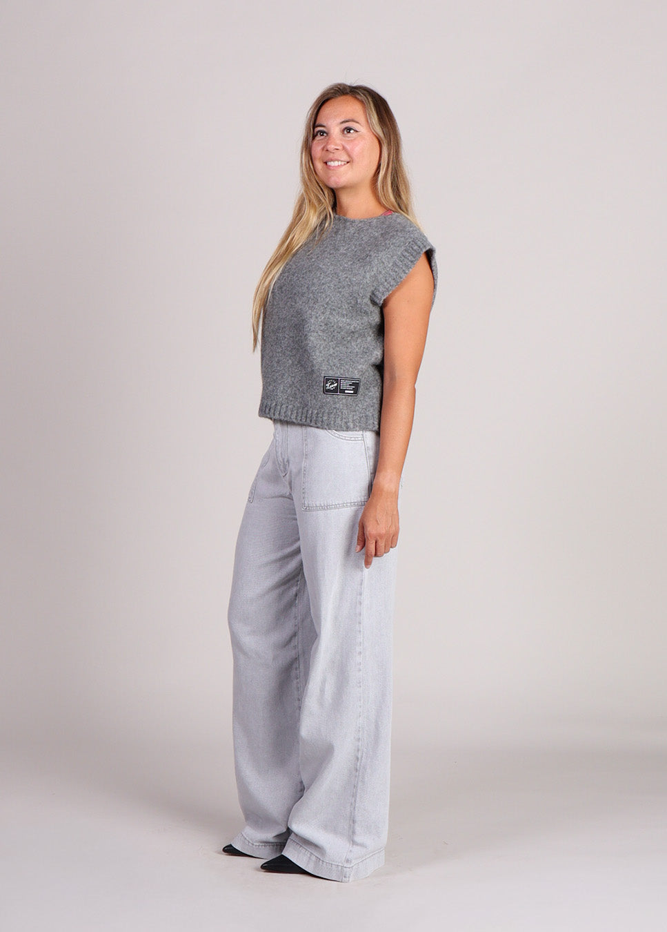 Homage mid waist palazzo jeans with big pockets grijs zijkant model met grijze spencer
