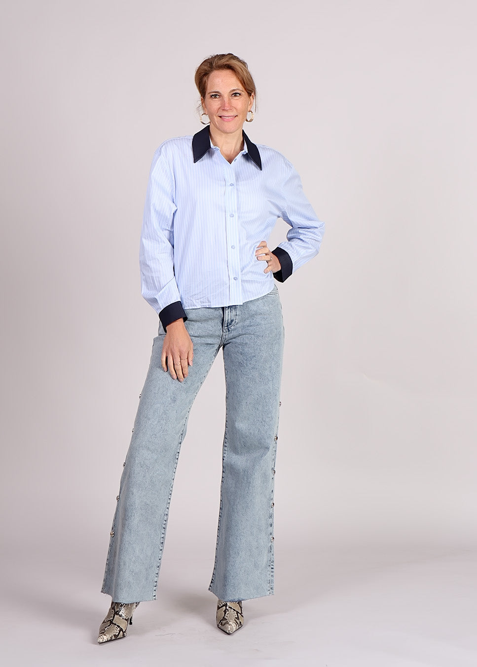 Homage mid waist wide leg jeans with big studs met blauwe blouse