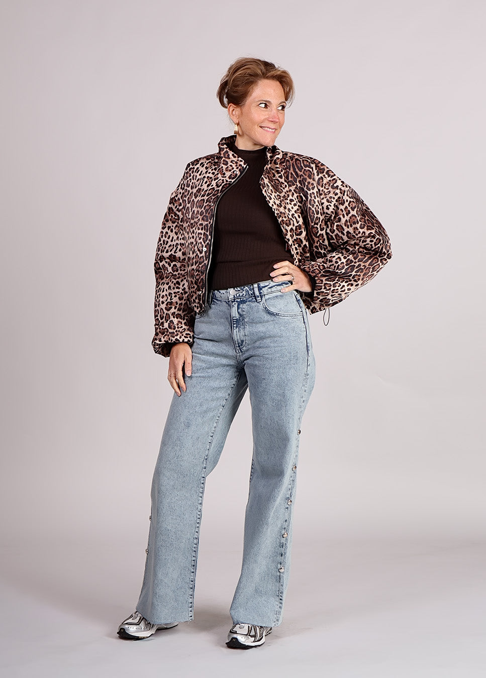 Homage mid waist wide leg jeans with big studs met luipaard print jas