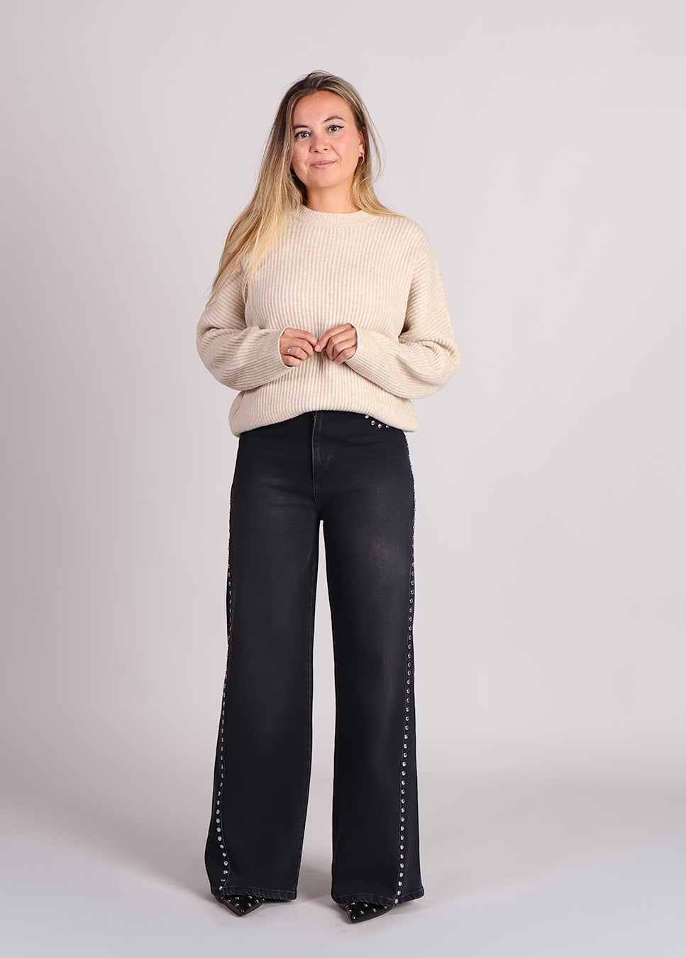 Homage palazzo jeans with big studs zwart voorkant model beige trui