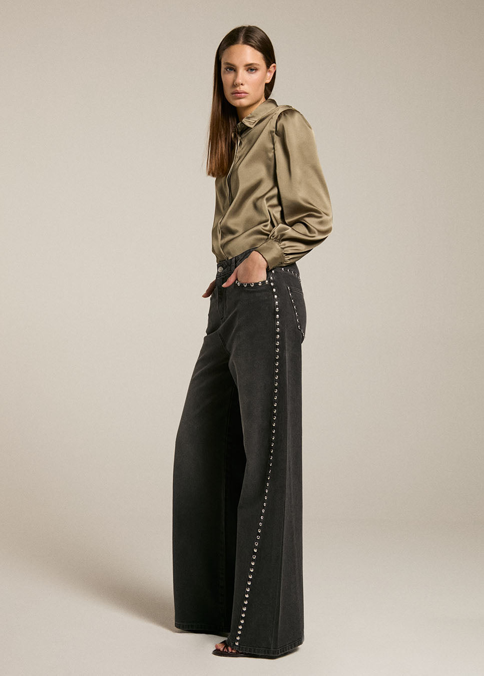 Homage palazzo jeans with big studs zwart zijkant model