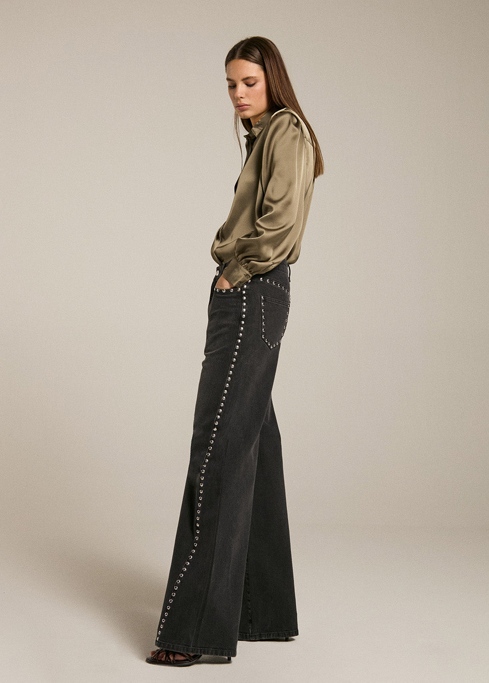 Homage palazzo jeans with big studs zwart zijkant model met blouse