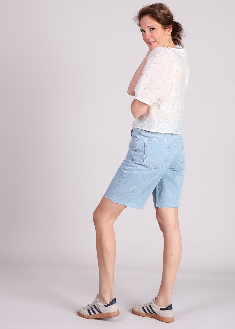 Zijaanzicht van de homage Stevie long shorts light vintage wash op model