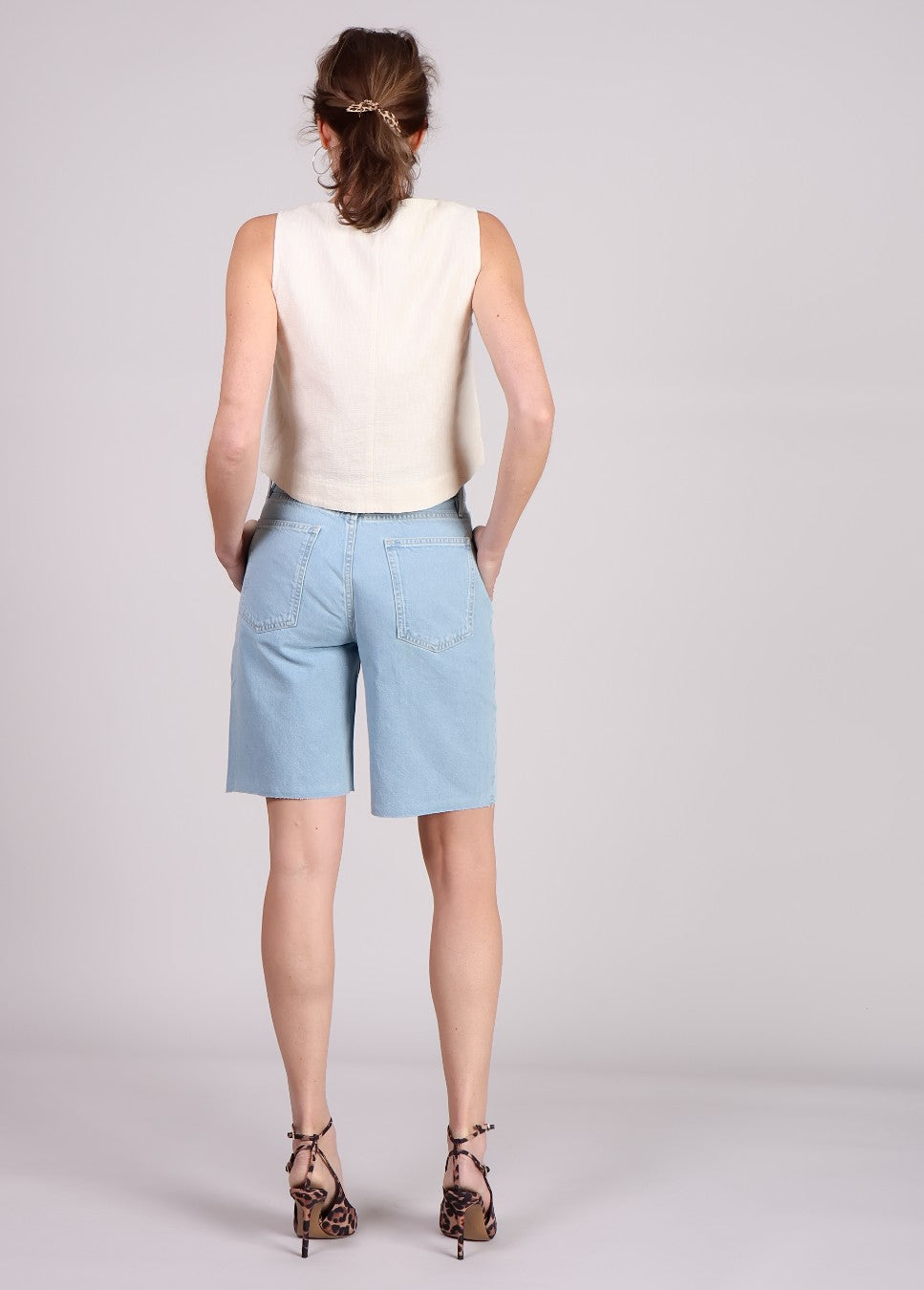 Achterkant van de Homage Stevie long short licht blauw van kleur in een vintage wash