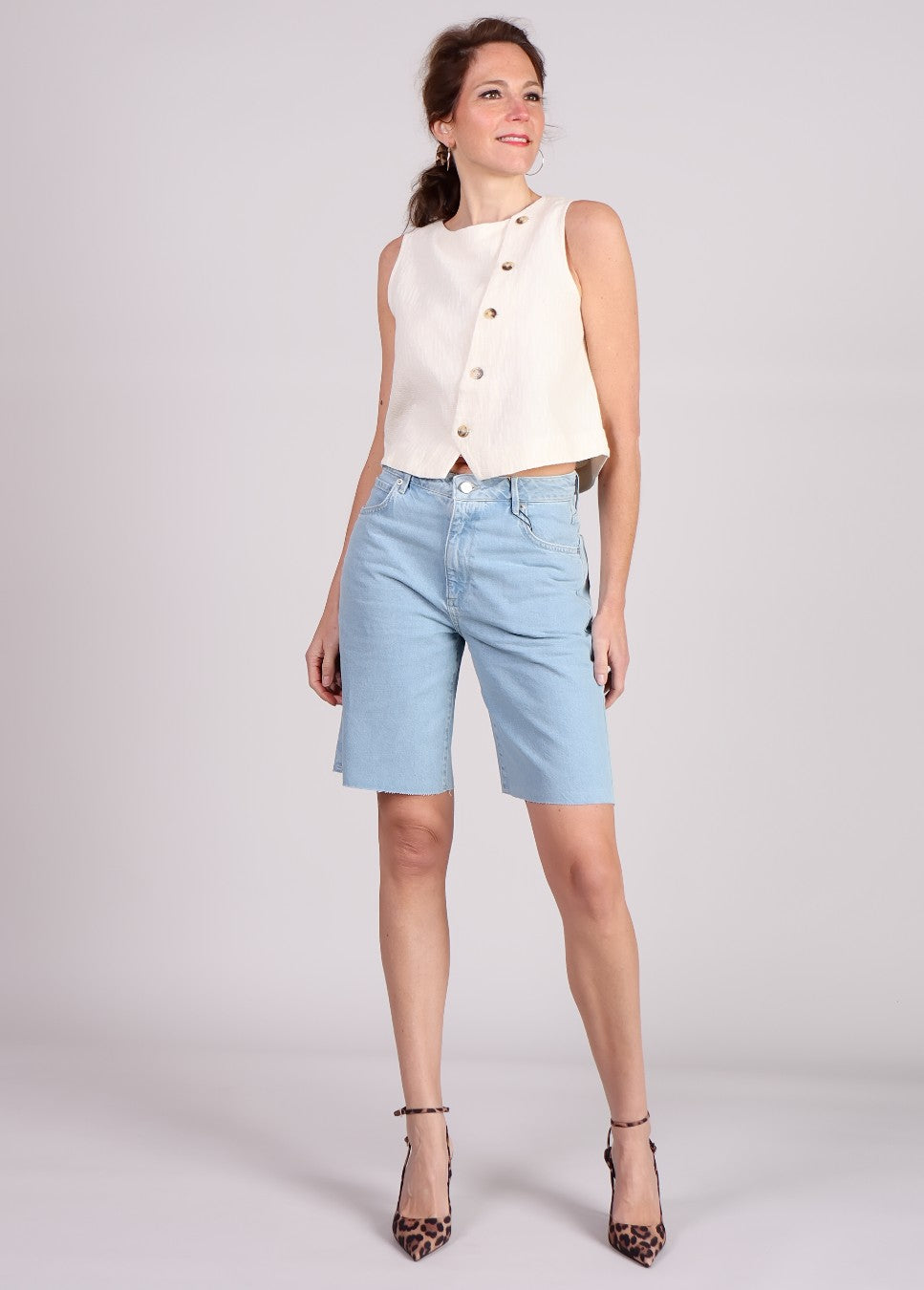 Homage Stevie long shorts vintage wash lichtblauw van kleur op model met FRNCH top