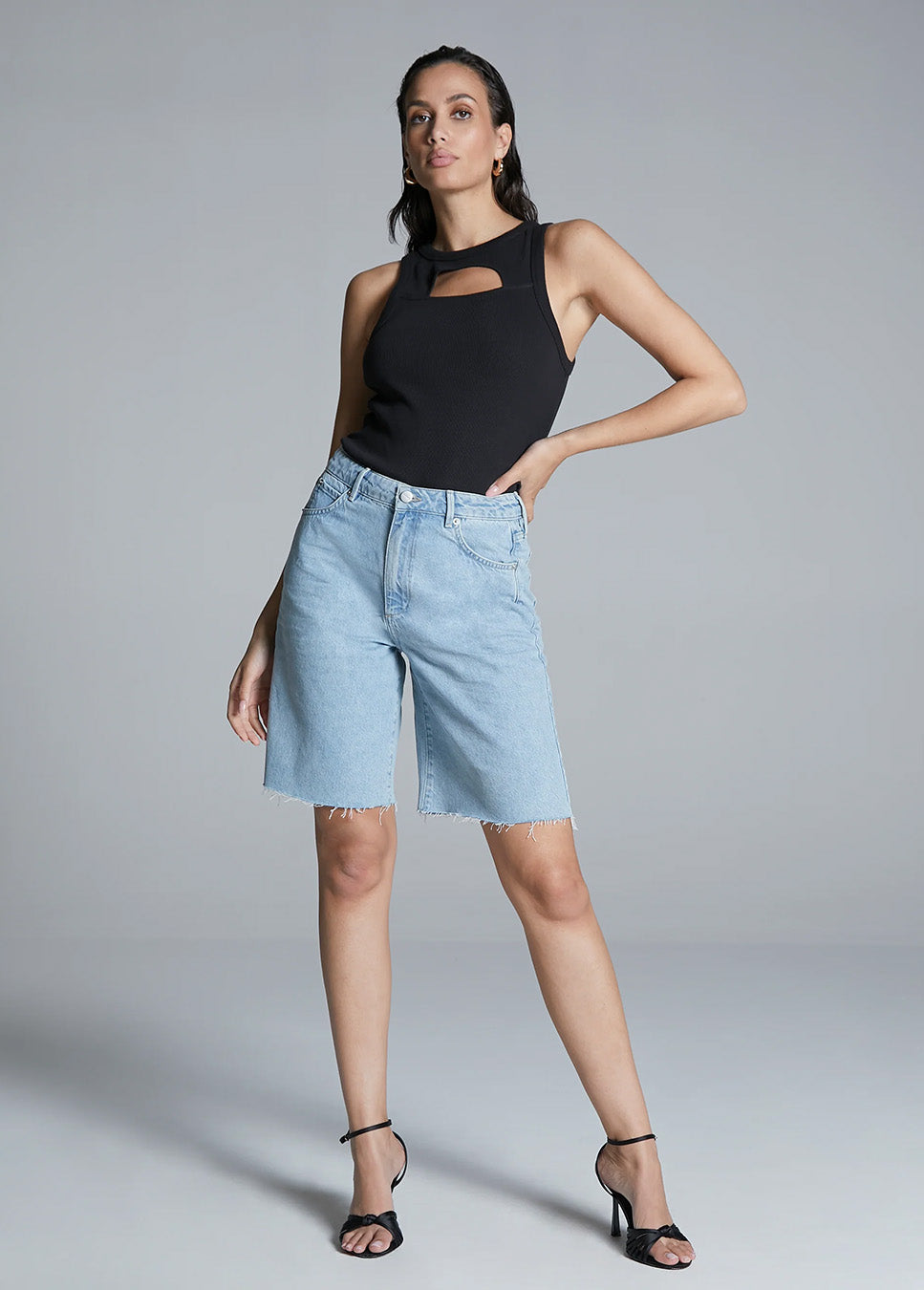 Homage Stevie long shorts Light vintage wash voorkant van model met zwarte top