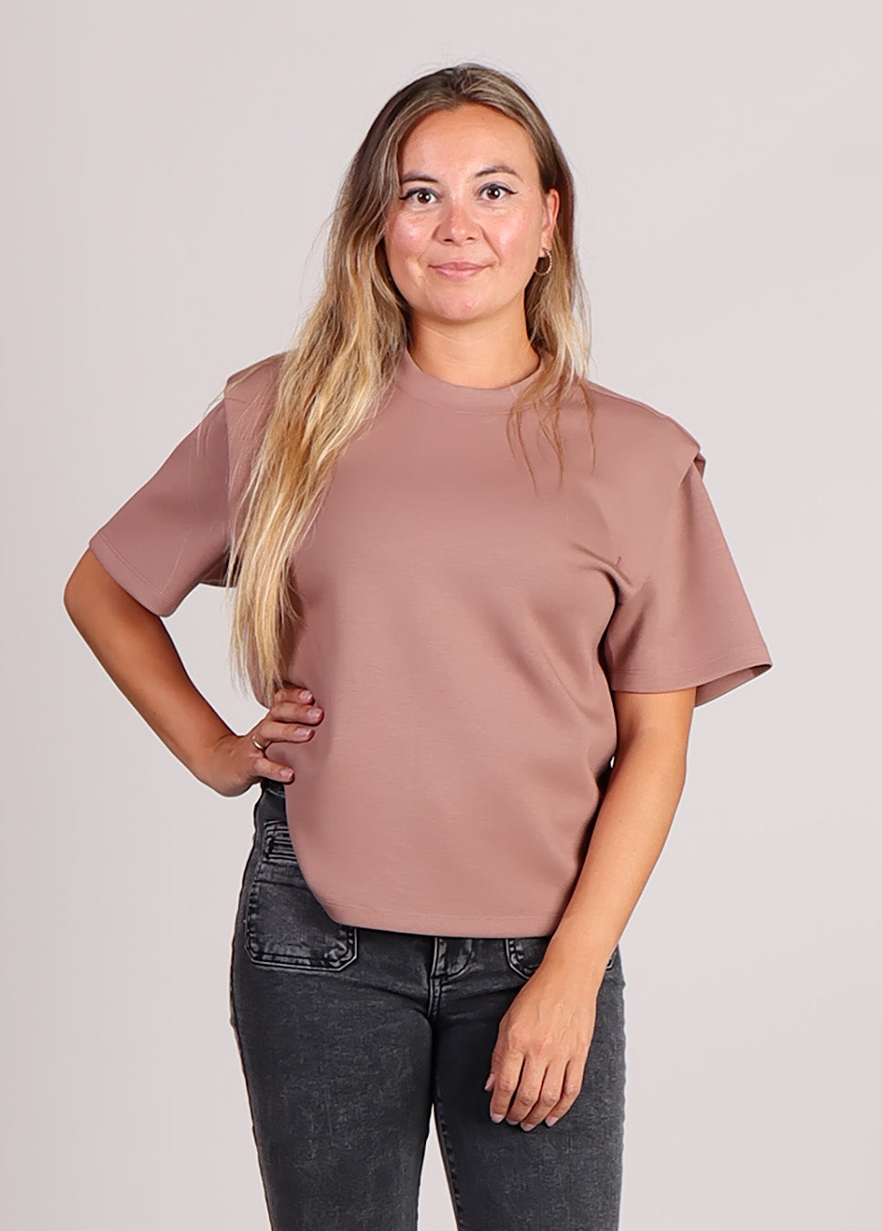 Homage top with shoulder detail roze met zwarte jeans Jane
