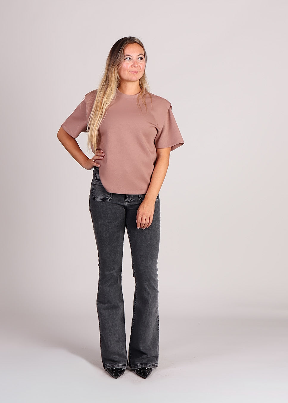 Homage top with shoulder detail roze met zwarte jeans Jane op model