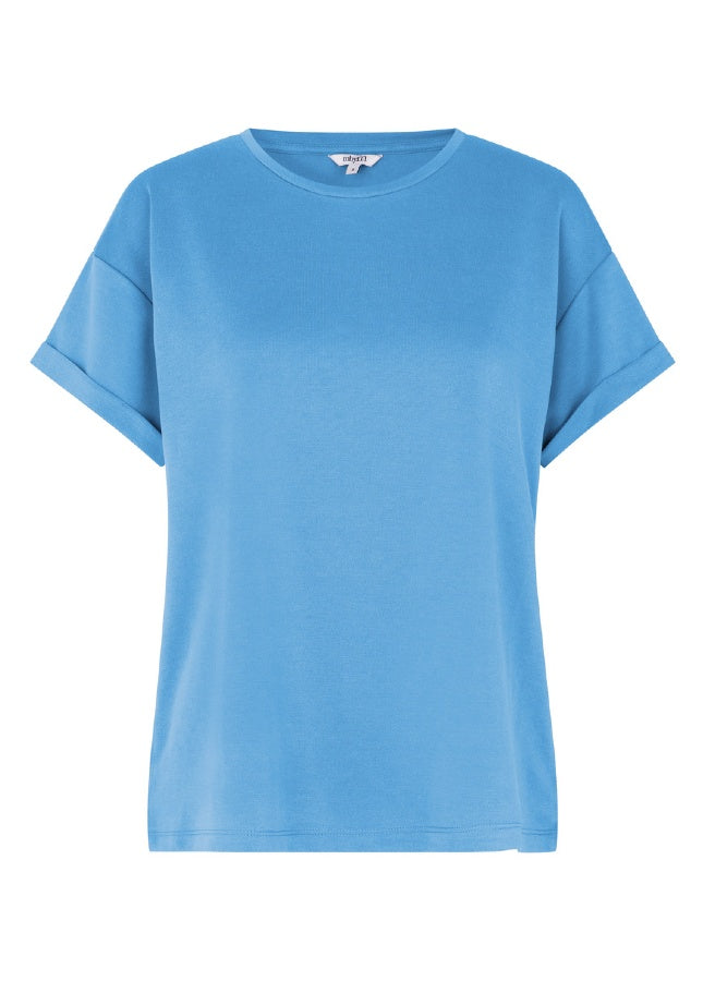 Blauw T-Shirt Amana I De perfecte basic, dit blauwe T-shirt Amana van het merk mbyM. Het Amana shirt gemaakt van heerlijk zachte duurzame stof heeft een ronde hals, omgeslagen mouwen. Shop de nieuwe collectie dames T-shirts, basic blauwe shirts, mbyM T-shirts in verschillende kleuren online bij Boetiek Aniek.