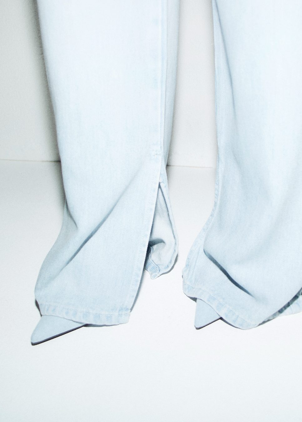 Shop de nieuwe collectie dames jeans, wide leg jeans, Homage jeans, bij online dameskleding Boetiek Aniek. De ‘Farrah Flowy Wide Leg Jeans With Slits’ van het merk Homage. De dames jeans zit hoog in de taille en heeft een losse pasvorm en loopt wijd uit naar beneden. De jeans heeft splitjes aan de onderkant. 