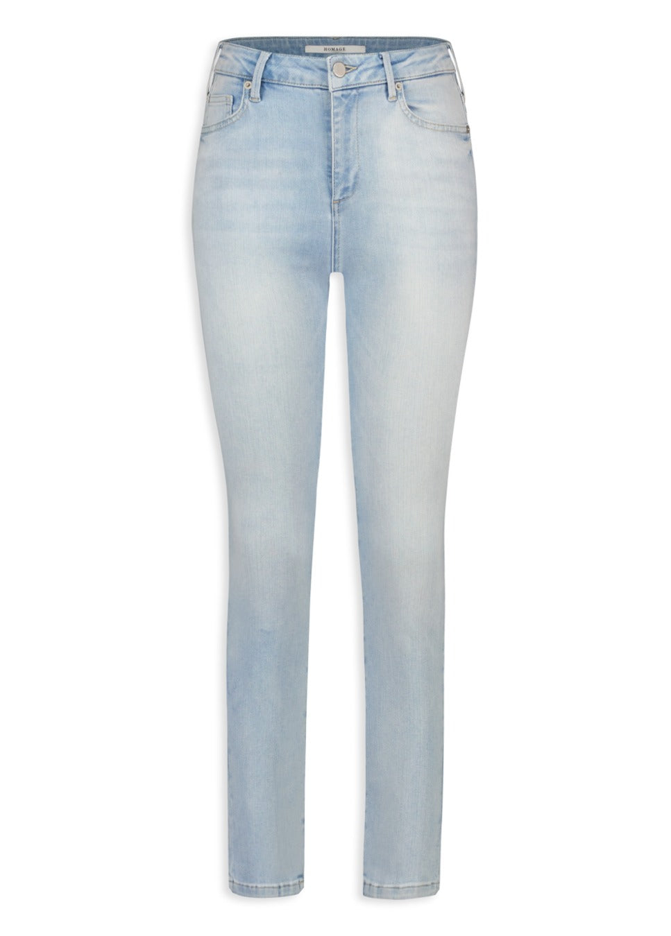 Een perfecte basic, deze lichtblauwe straight fit jeans van het merk Homage. De Sarah Stretchy Straight fit Jeans heeft een skinny fit rond het bovenbeen en is iets slank aan de zoom. De Light Bright Blue jeans heeft een hoge taille en is gemaakt van powerstretch-denim. Shop nieuwe jeans online, Homage jeans, skinny.
