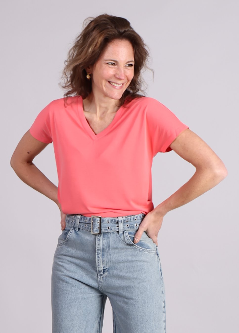 Upgrade je garderobe met trendy t-shirts en tops! Of je nu gaat voor een basic essential of een statement piece, bij Boetiek Aniek vind je de perfecte stijl. Shop modieuze tops van mbyM, Modstrom en MSCH Copenhagen en creëer moeiteloos een stijlvolle outfit.