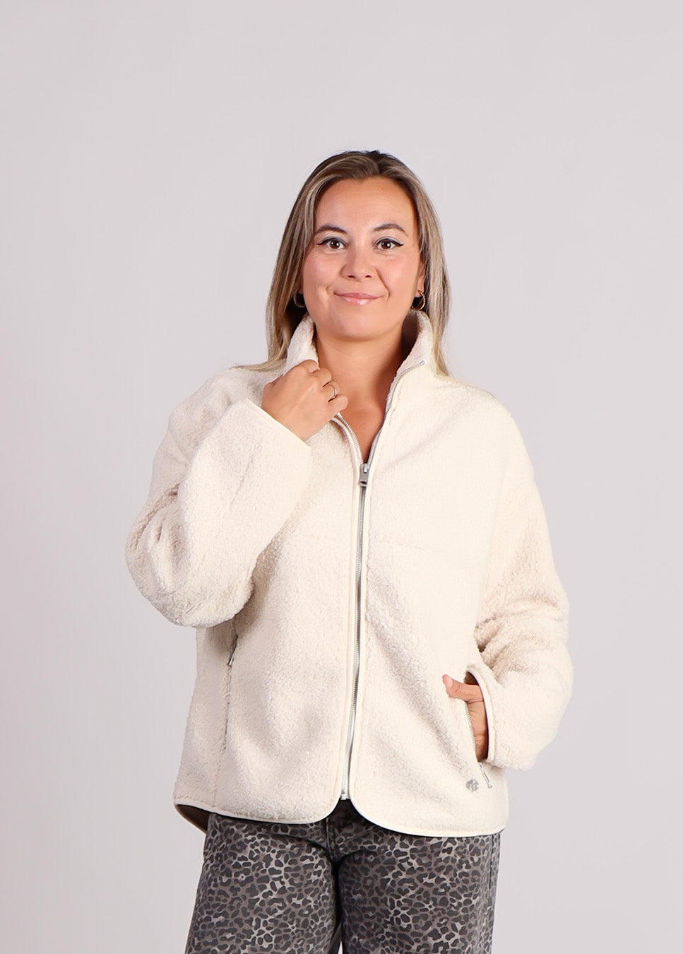 MSCH Copenhagen Letha teddy Jacket beige voorkant met panterprint broek