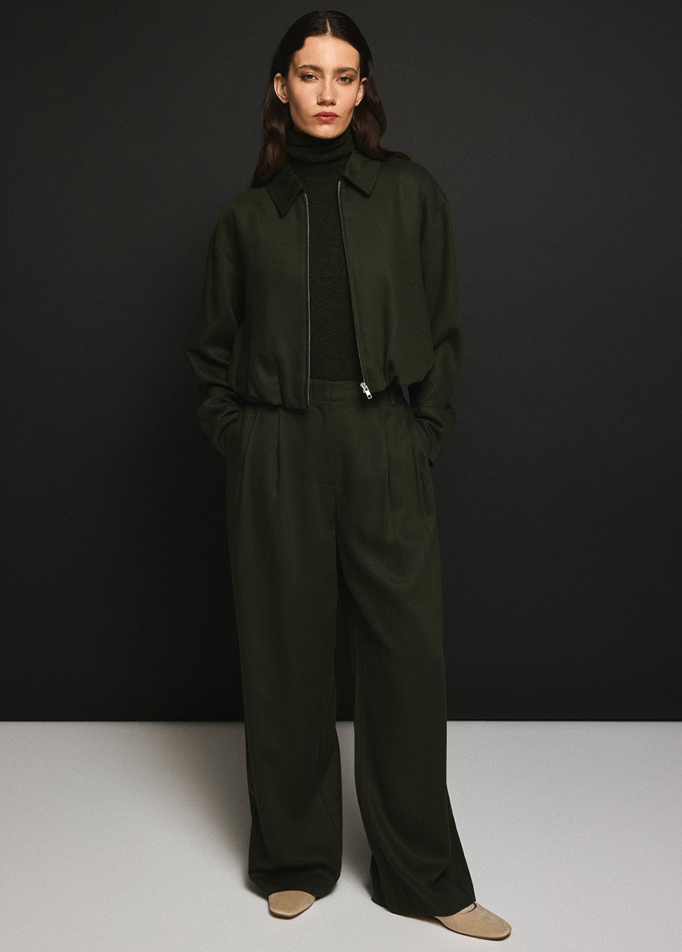 MSCH Copenhagen MSCHEsterika Pants wide-leg groen voorkant model met groen jasje en groene trui