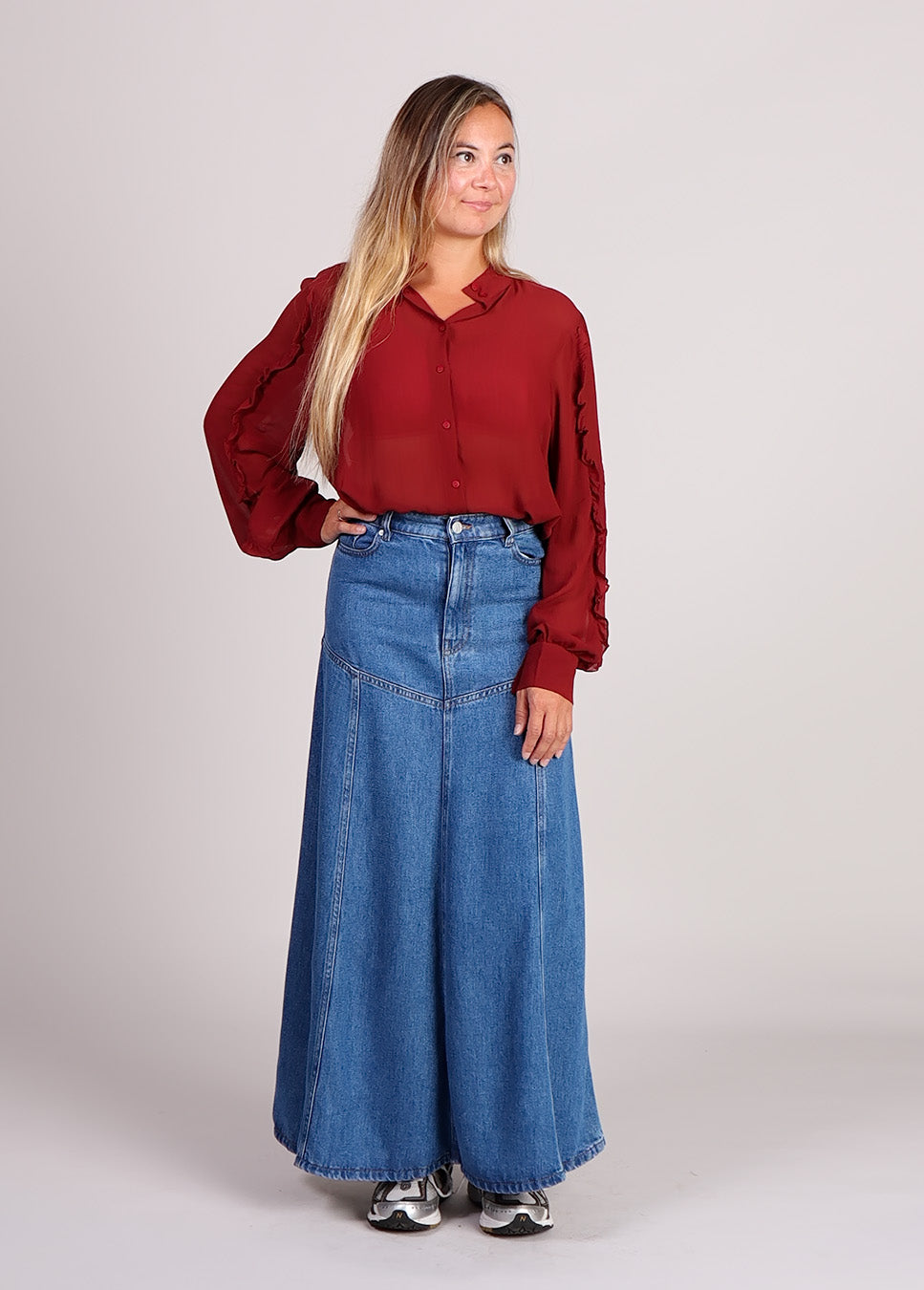 MSCH Copenhagen MSCHLaurentine Rue denim rok blauw voorkant model met rode blouse