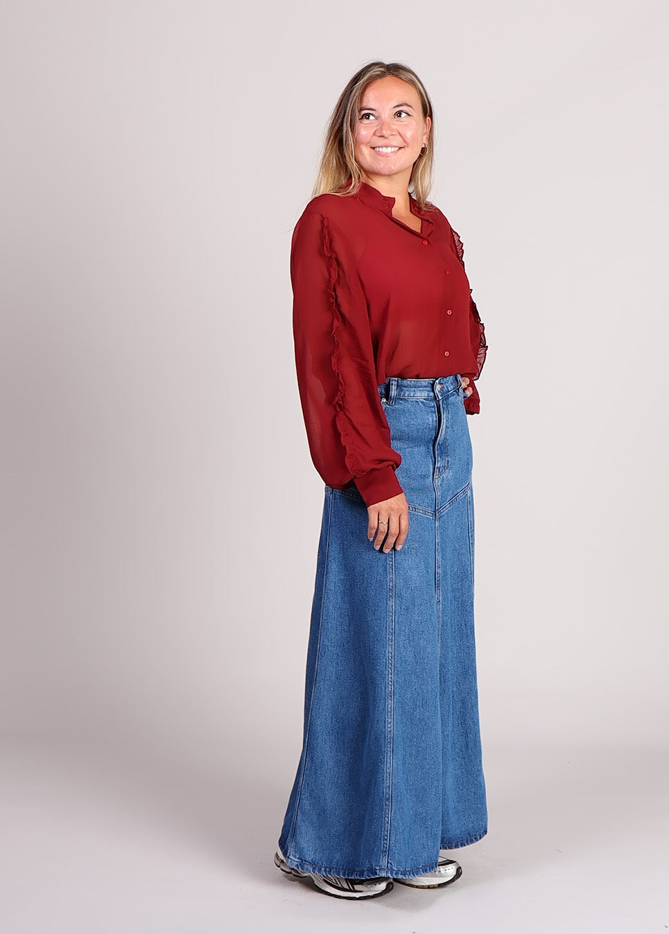 MSCH Copenhagen MSCHLaurentine Rue denim rok blauw zijkant model met rode blouse