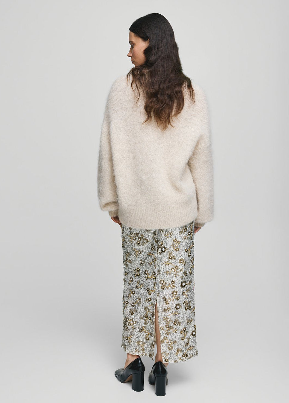 MSCH Copenhagen MSCHMagnolia HW Skirt midi pailletten zilver achterkant model met witte gebreide trui