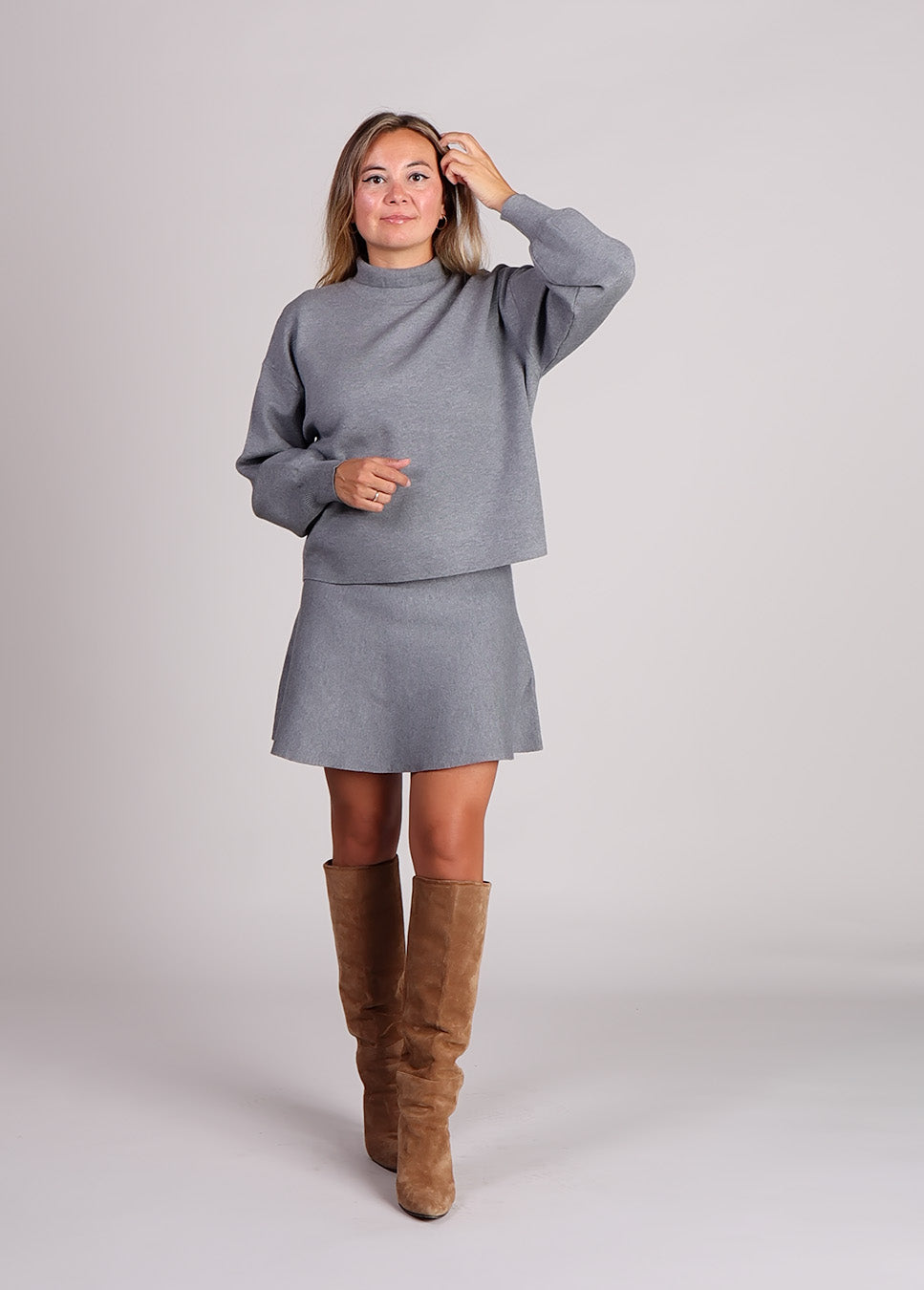 MSCH Copenhagen MSCHMercy East rok kort grijs voorkant model met grijze trui Mercy