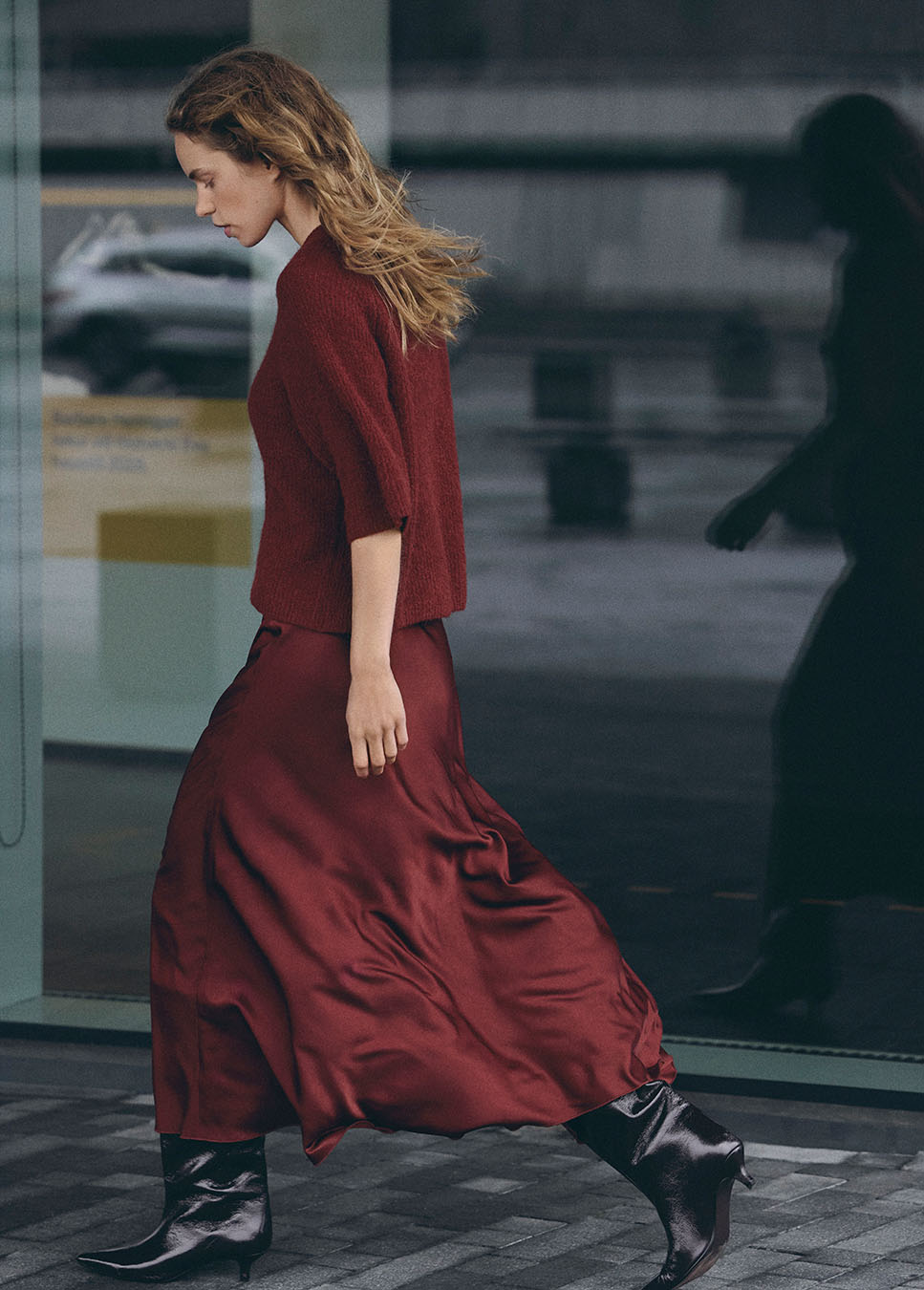 MSCH Copenhagen MSCHMilania Hope 2/4 Pullover rood zijkant model met rode satijnen rok