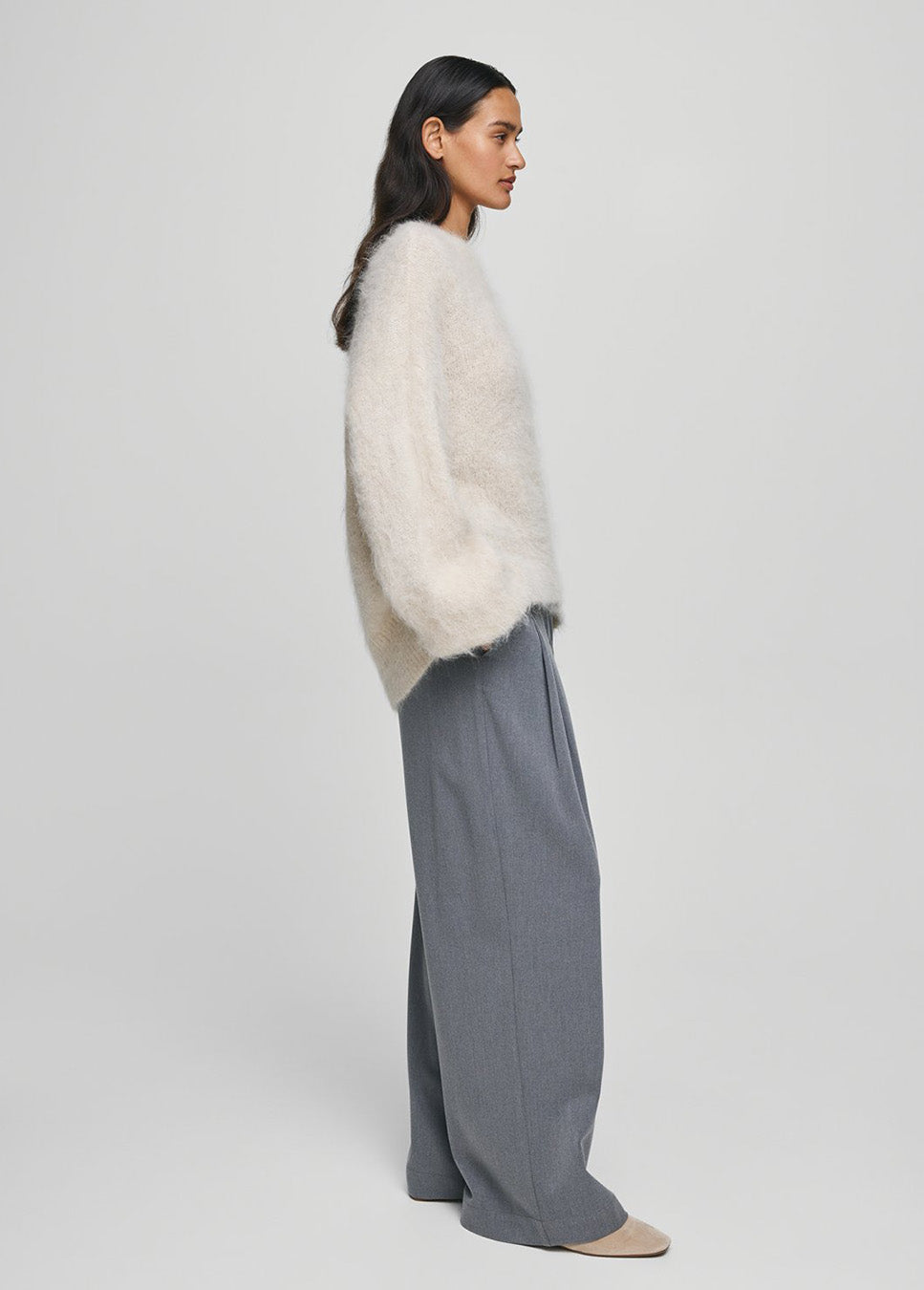 MSCH Copenhagen MSCHThira Salmia trui alpaca beige zijkant model met grijze broek