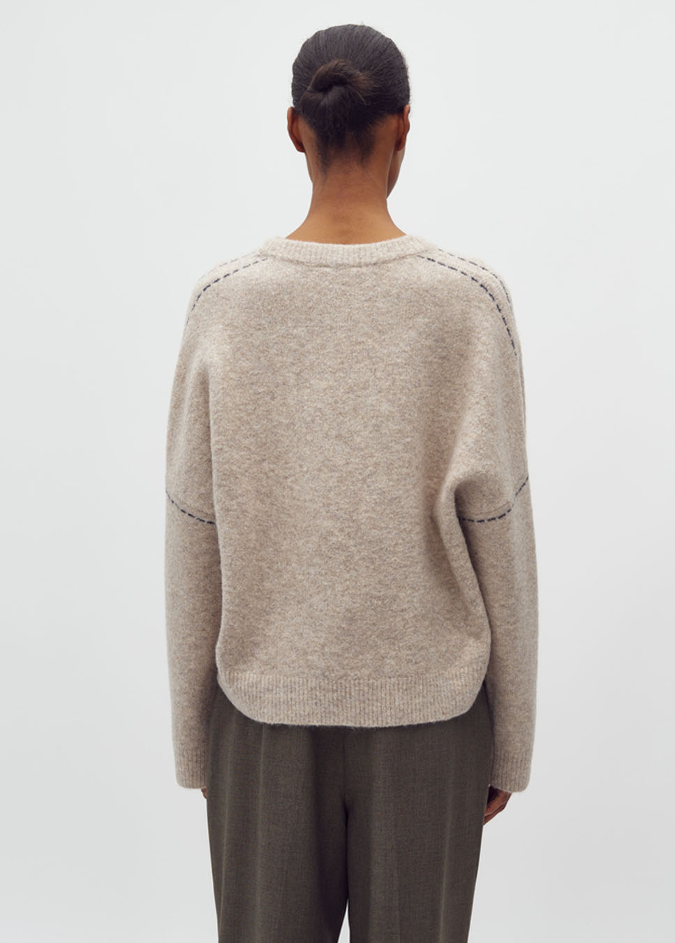 MbyM Gildar-M trui wolmix met stitch detail beige achterkant model