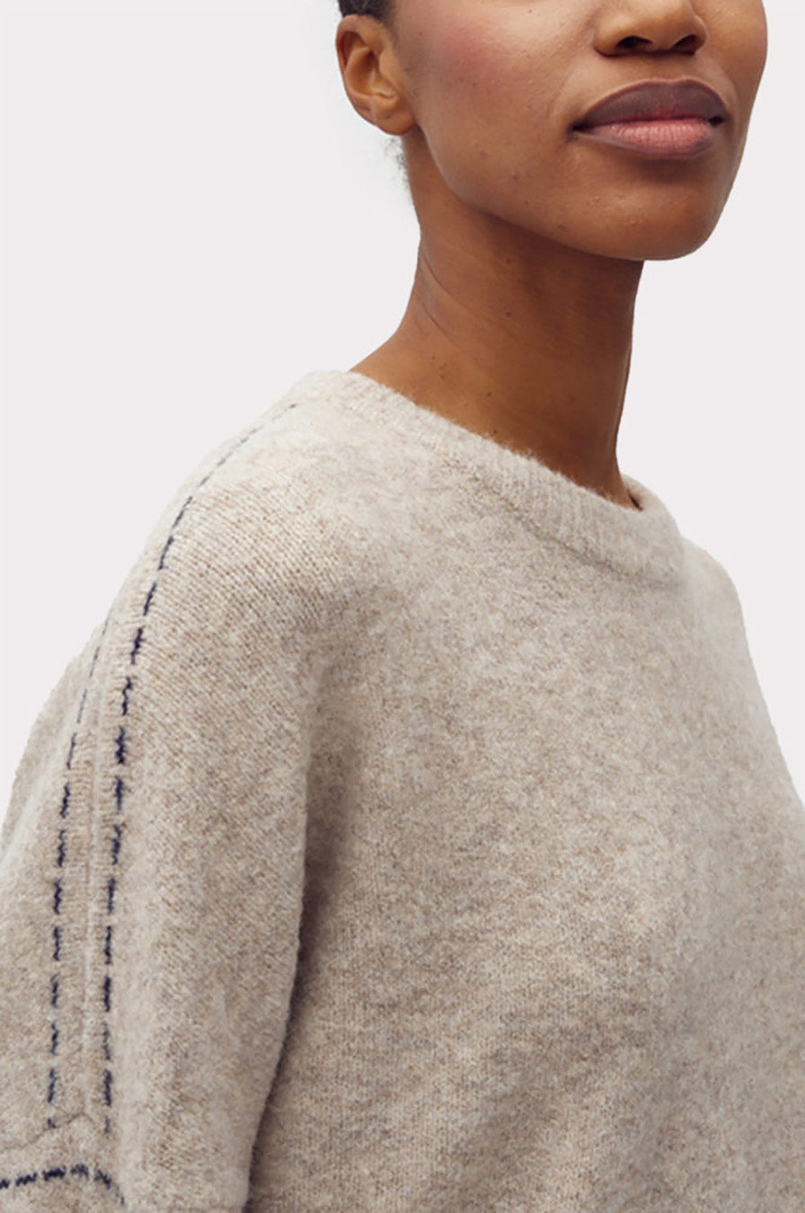 MbyM Gildar-M trui wolmix met stitch detail beige zijkant model detail