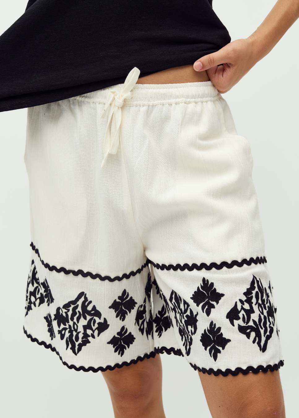 MBYM Habri-M shorts beige met zwarte details close up