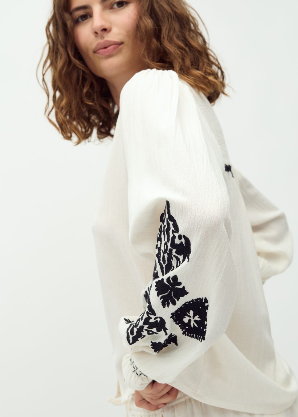 close up zijkant van de beige blouse mbym kanja-m met zwarte details