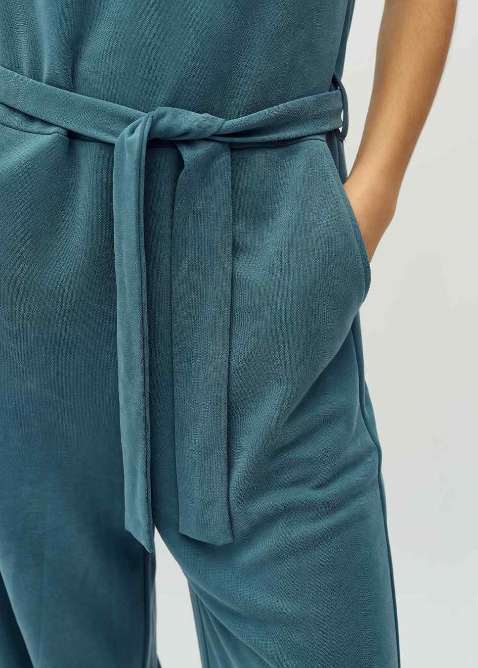 close up van de ceintuur van het mbym loosey-m jumpsuit