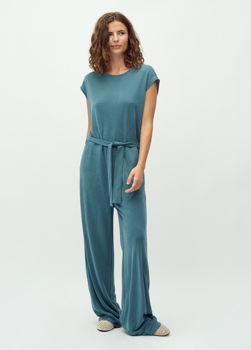 MBYM Loosey-M jumpsuit blauw op model met ceintuur.