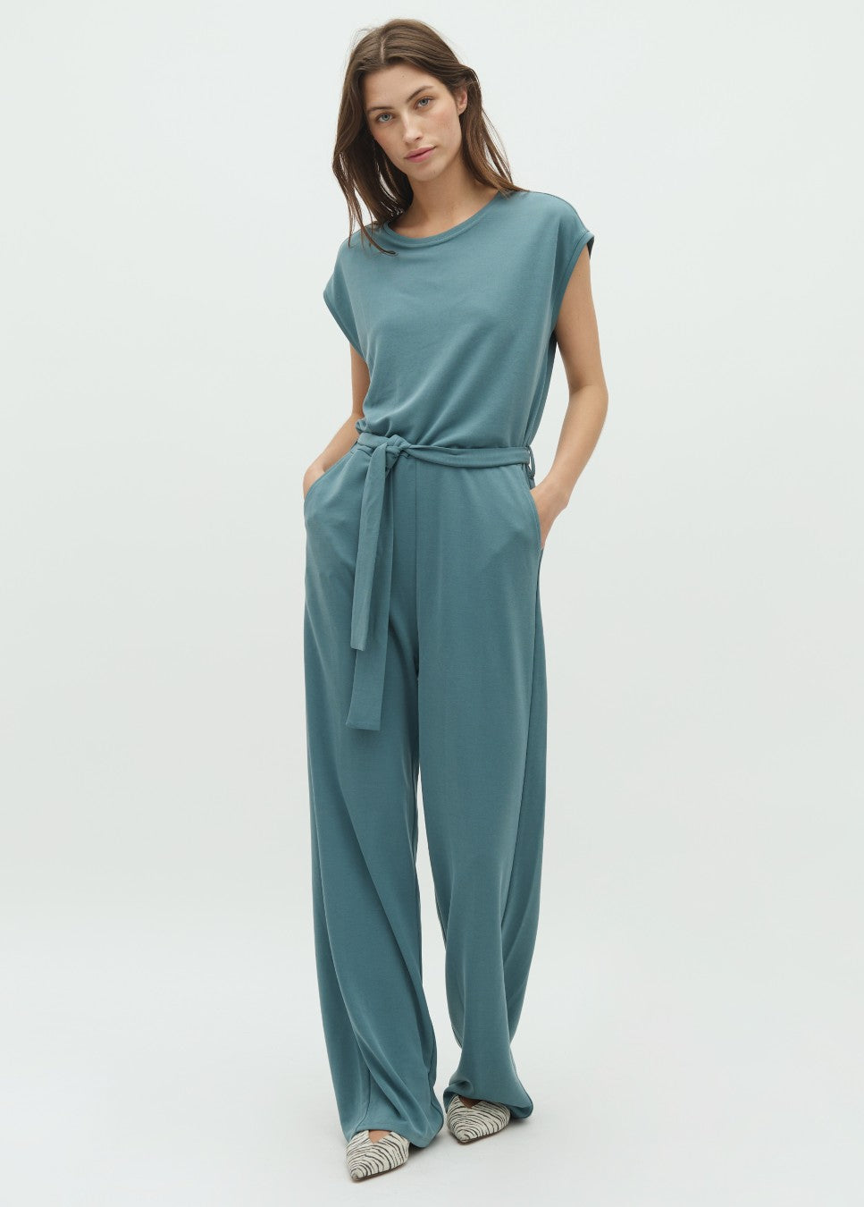 jumpsuit mbym loosey-M blauw op model staand voorkant