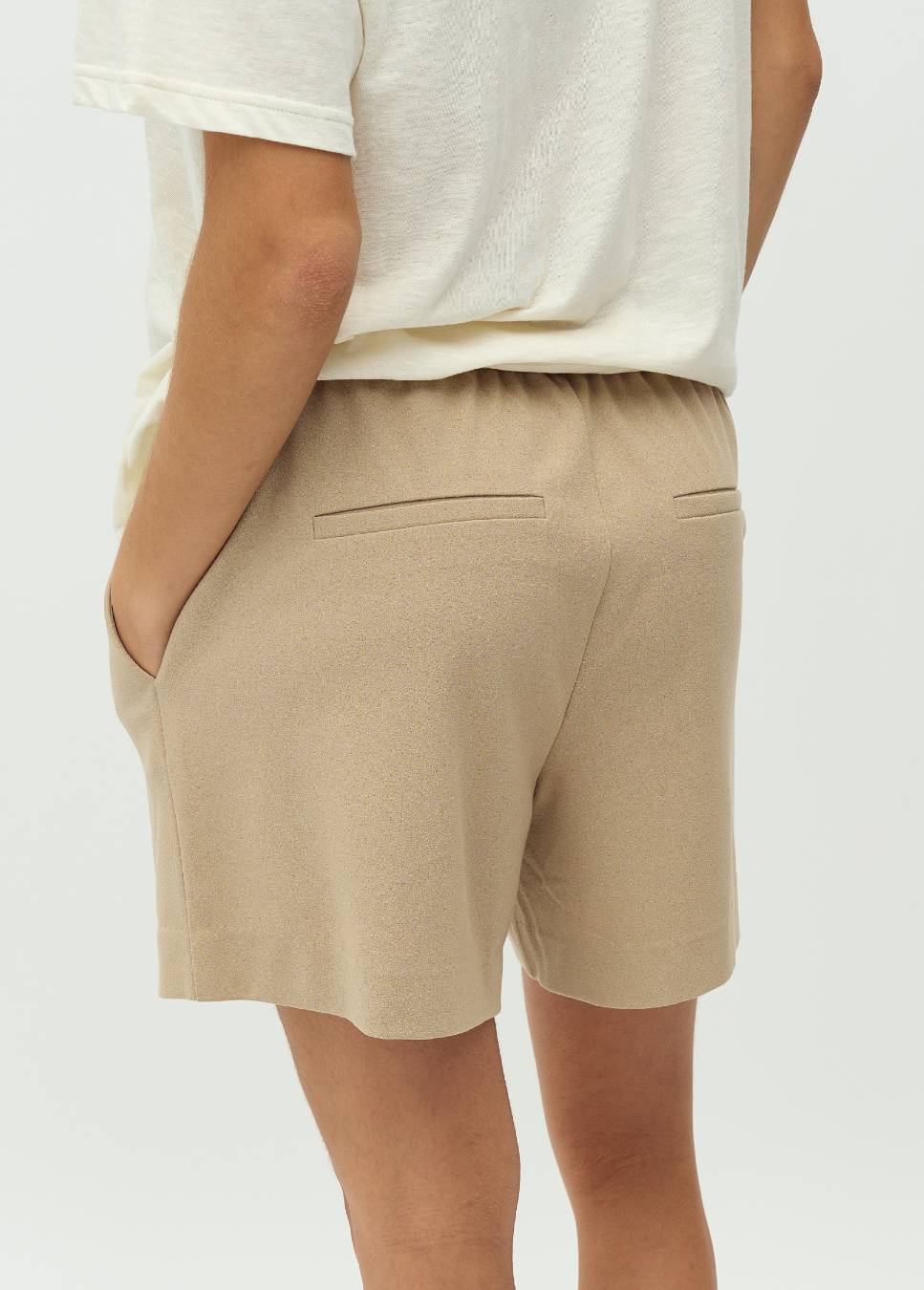 Beige Phillipa mbyM short op model achterkant