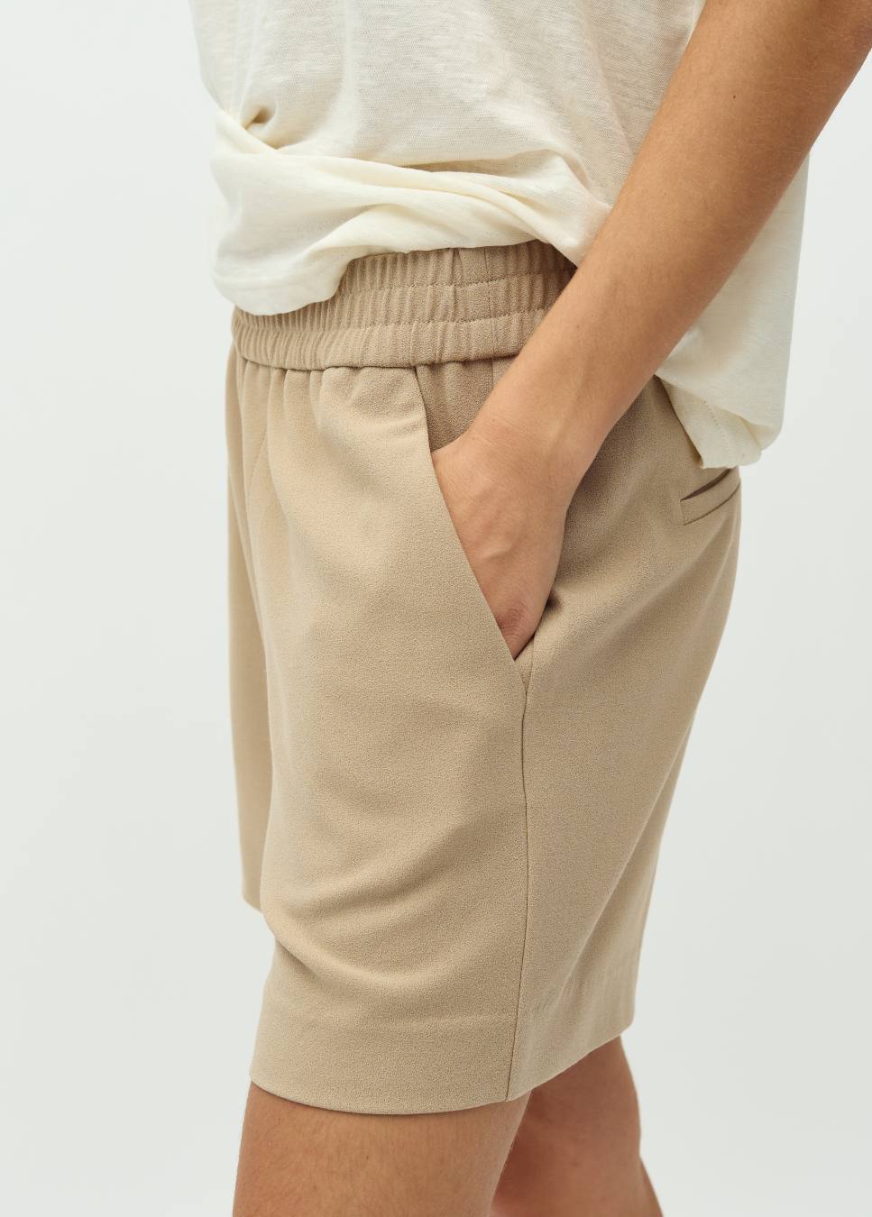 Zijaanzicht van de phillipa short-M van mbyM op model beige van kleur