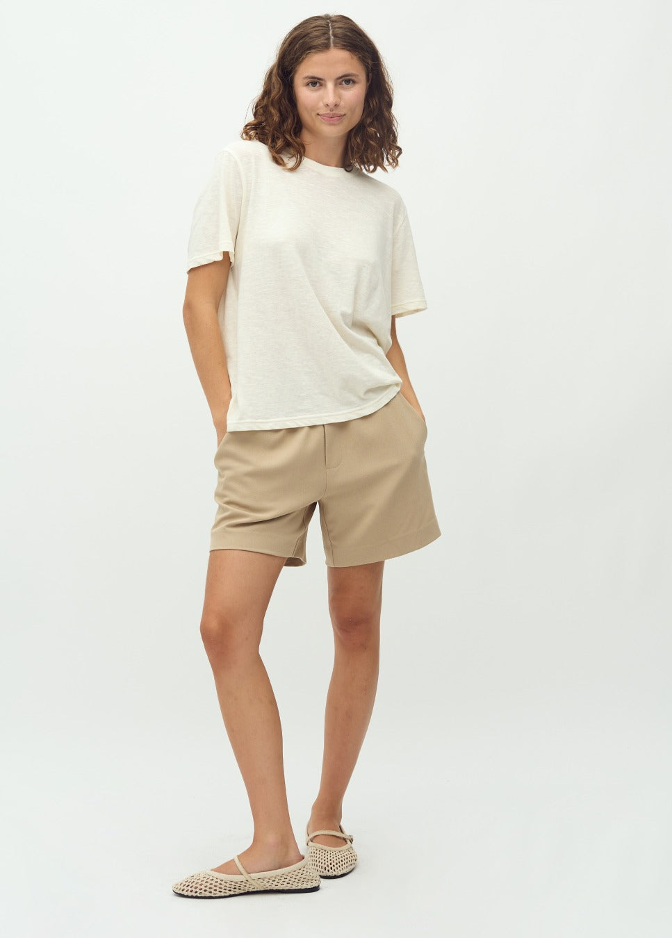 MbyM Phillipa short-M beige van kleur op model staand