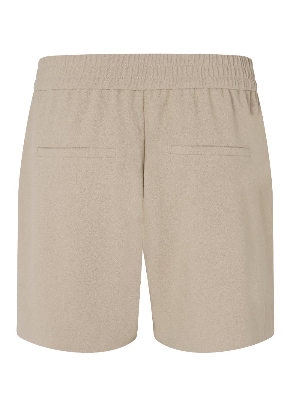 Product foto van achterkant de mbyM Phillipa short-M beige van kleur met elastische tailleband