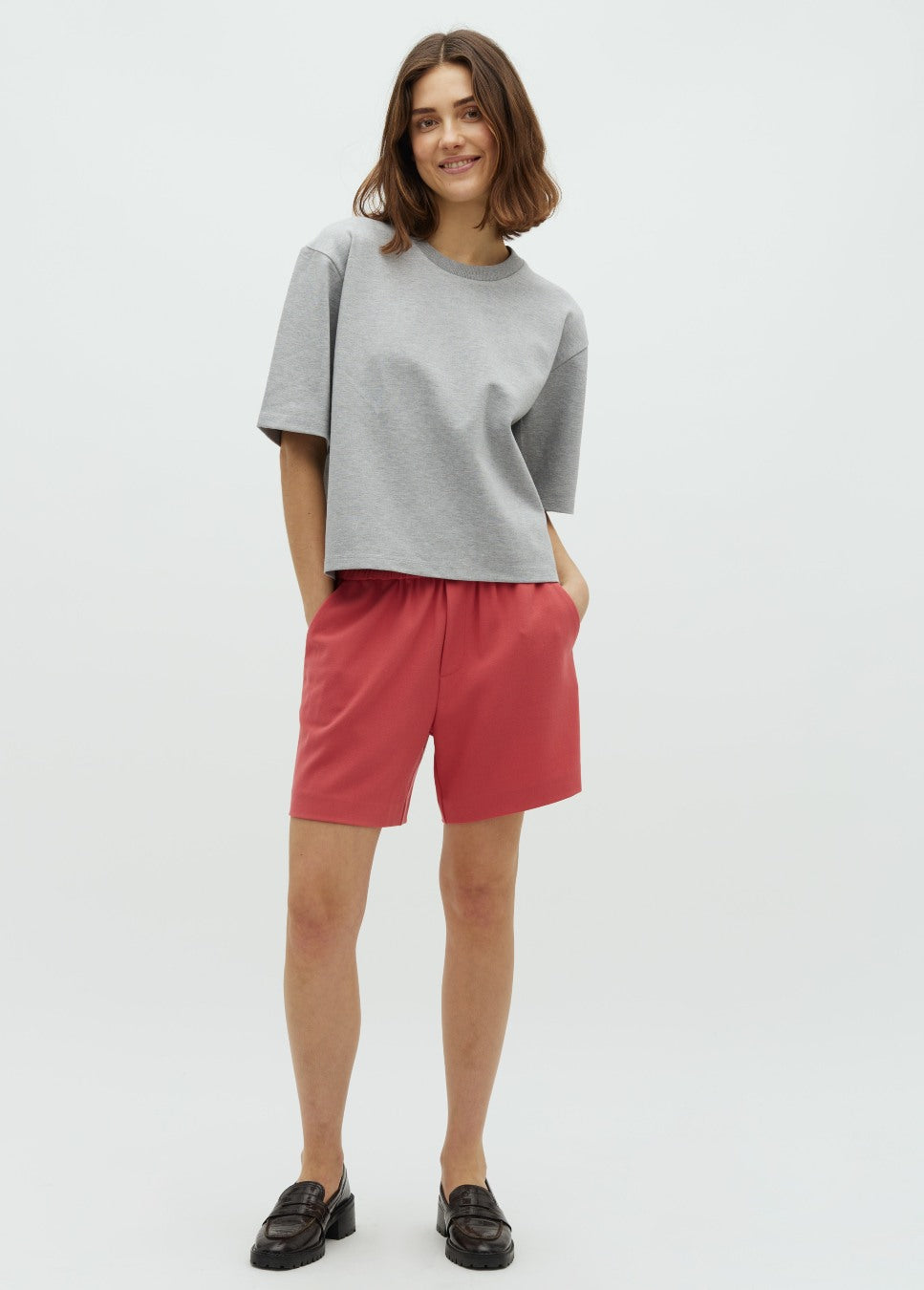 MbyM Phillipa short-M rood van kleur op model staand