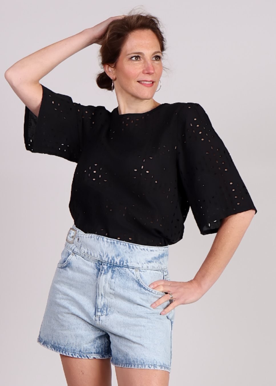 Modstrom MisoMD top broderie details zwart van kleur op model