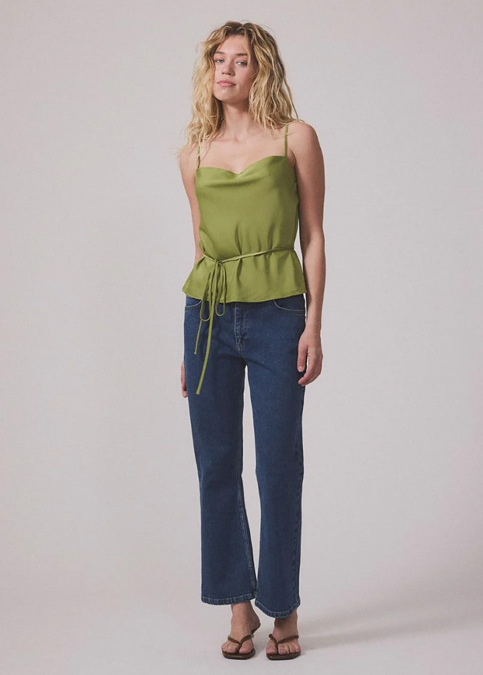 Modstrom Narcissamd strap top groen p model voorkant met jeans