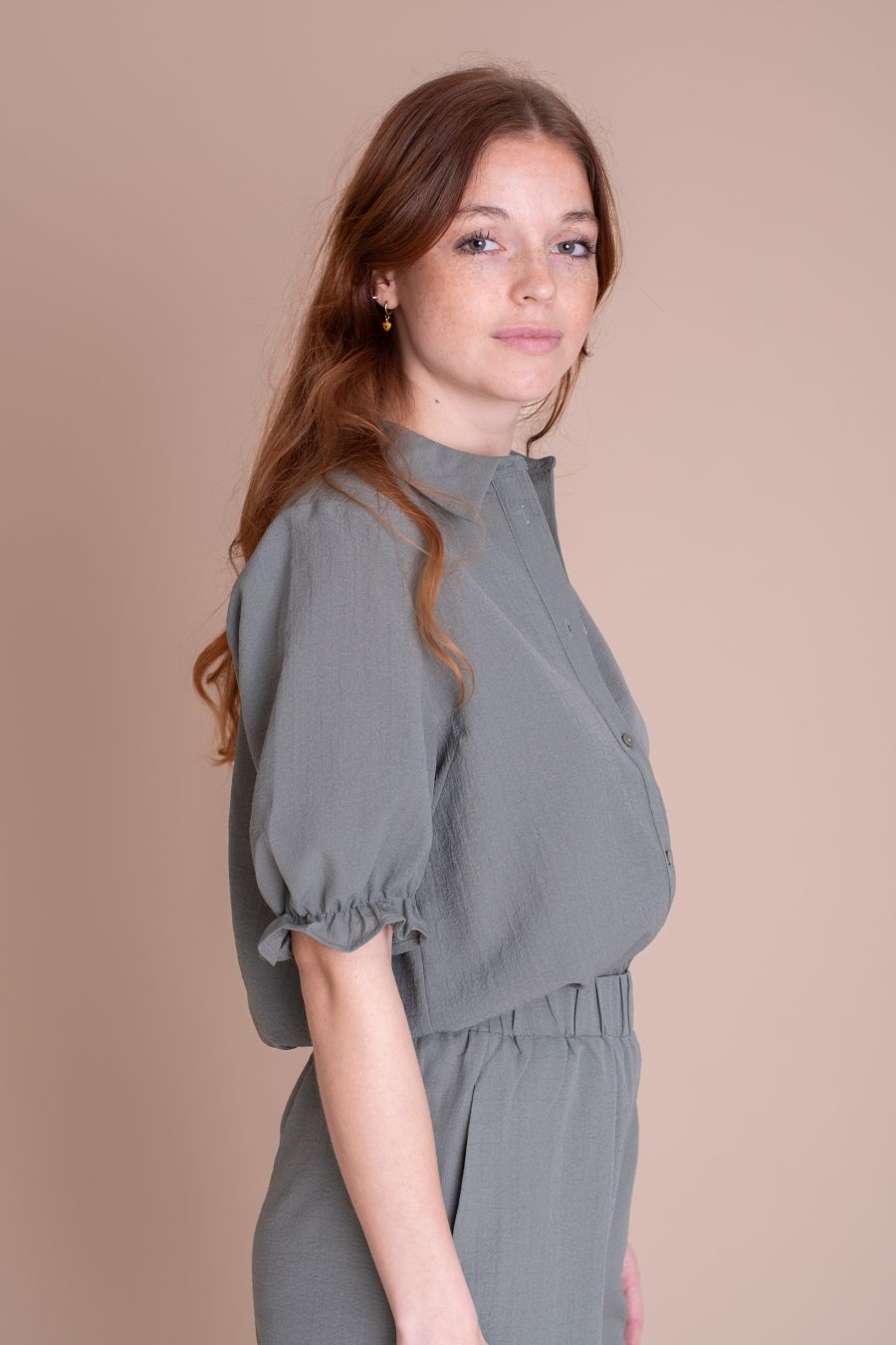 Groene dames short Modstrom nieuwe collectie Modstrom. Zomerse mosgroene short Huntley van het merk Modstrom. De groene short heeft een elastische tailleband waardoor deze super comfortabel zit. Ook handig, de groene short heeft steekzakken. Combineer de soft moss short met de bijpassende mosgroene blouse van Modstrom