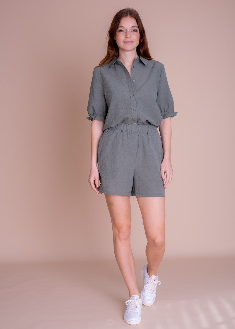Groene dames short Modstrom nieuwe collectie Modstrom. Zomerse mosgroene short Huntley van het merk Modstrom. De groene short heeft een elastische tailleband waardoor deze super comfortabel zit. Ook handig, de groene short heeft steekzakken. Combineer de soft moss short met de bijpassende mosgroene blouse van Modstrom