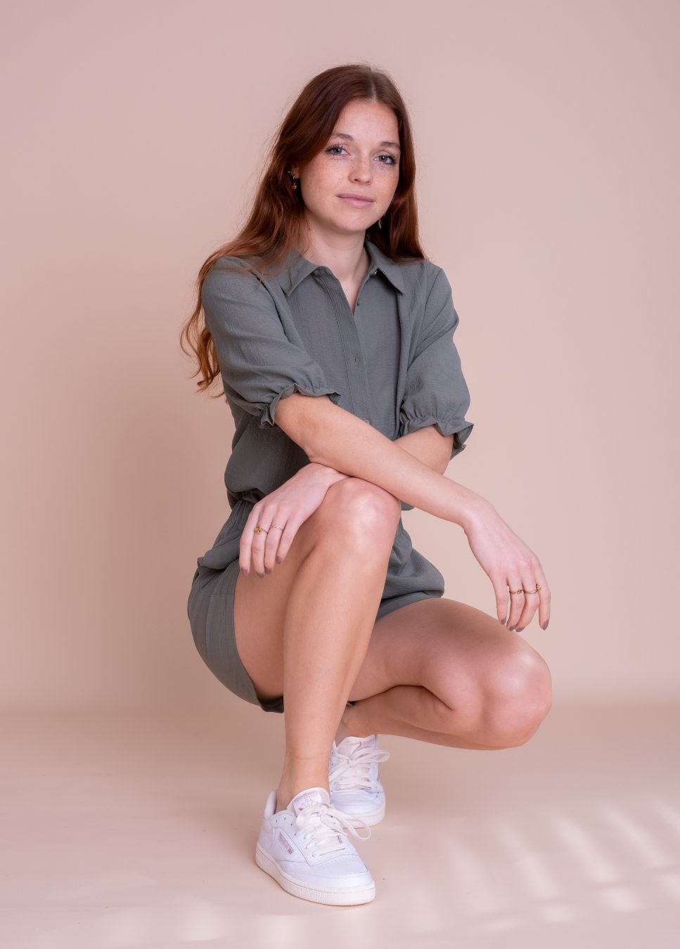 Groene dames short Modstrom nieuwe collectie Modstrom. Zomerse mosgroene short Huntley van het merk Modstrom. De groene short heeft een elastische tailleband waardoor deze super comfortabel zit. Ook handig, de groene short heeft steekzakken. Combineer de soft moss short met de bijpassende mosgroene blouse van Modstrom