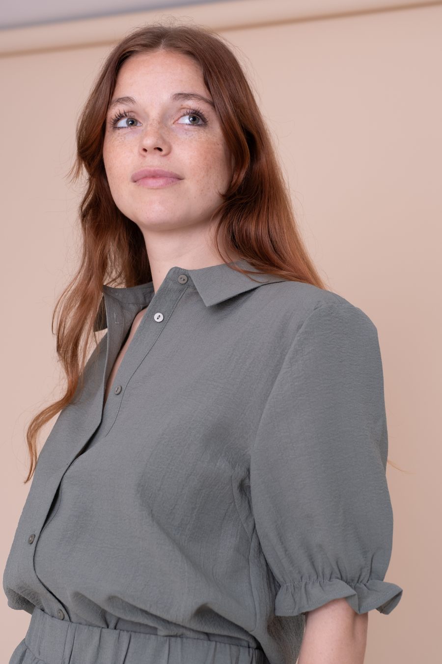 Groene dames short Modstrom nieuwe collectie Modstrom. Zomerse mosgroene short Huntley van het merk Modstrom. De groene short heeft een elastische tailleband waardoor deze super comfortabel zit. Ook handig, de groene short heeft steekzakken. Combineer de soft moss short met de bijpassende mosgroene blouse van Modstrom