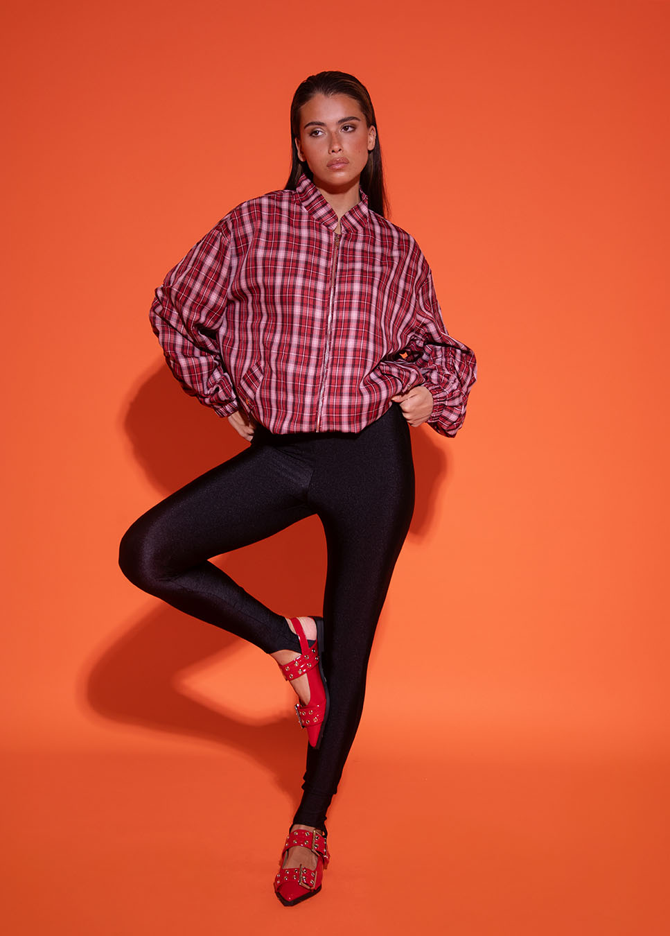 Studio Amaya Check bomberjas geruit rood voorkant model met zwarte legging