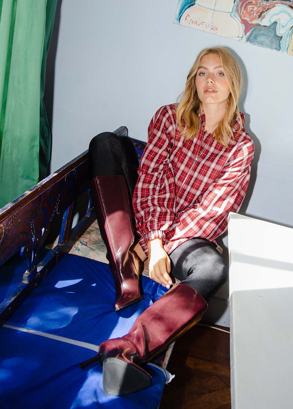 Studio Amaya Check bomberjas geruit rood voorkant model met zwarte legging zittend