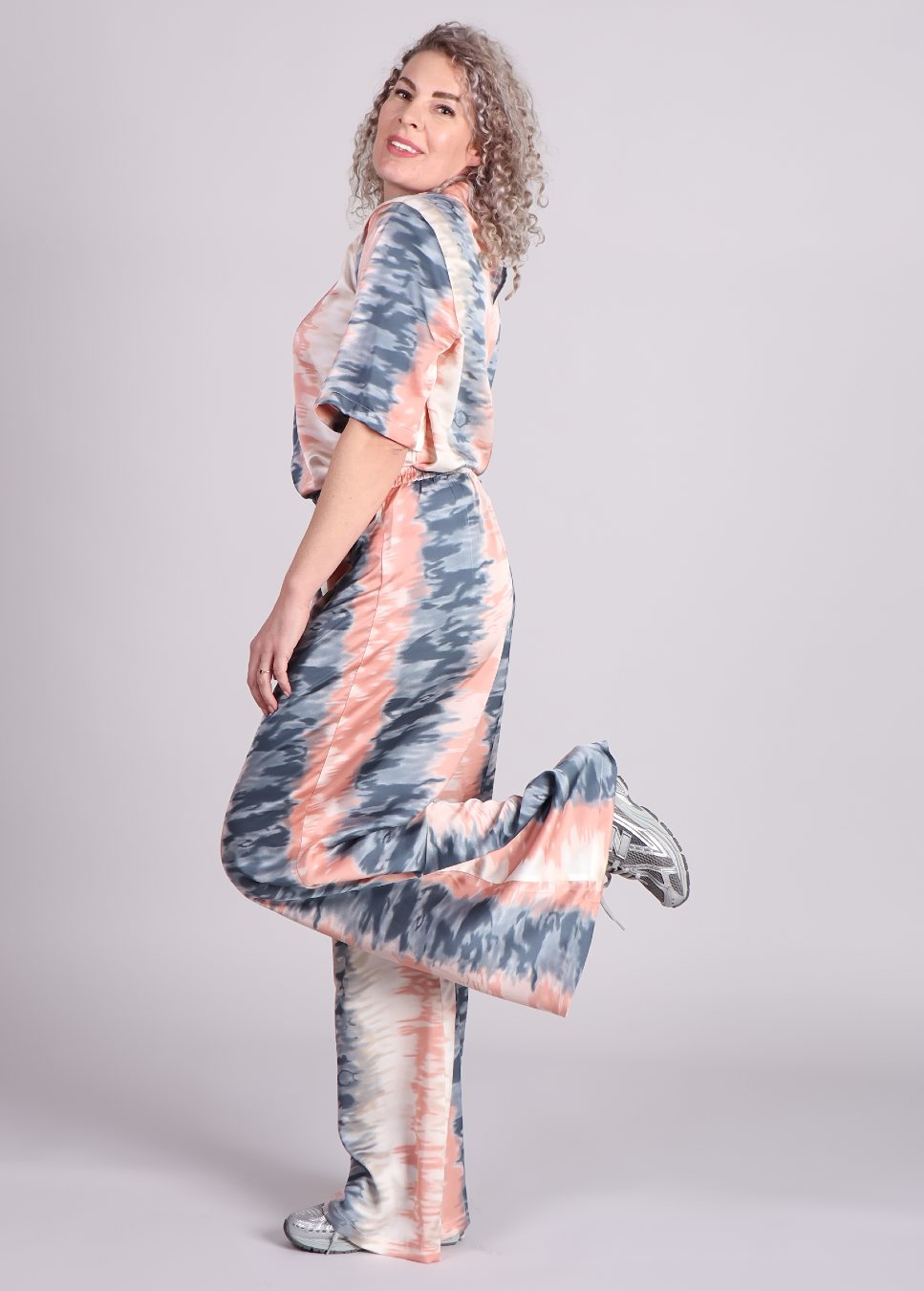 Ontdek de mooiste broeken bij Boetiek Aniek! Van elegante pantalons tot trendy wide-leg, shorts en casual joggers, perfect voor elke gelegenheid. Kies uit stijlvolle modellen van Co’Couture, MSCH Copenhagen en Modstrom. Comfortabele stoffen en trendy pasvormen maken onze broeken een onmisbaar item in je garderobe.