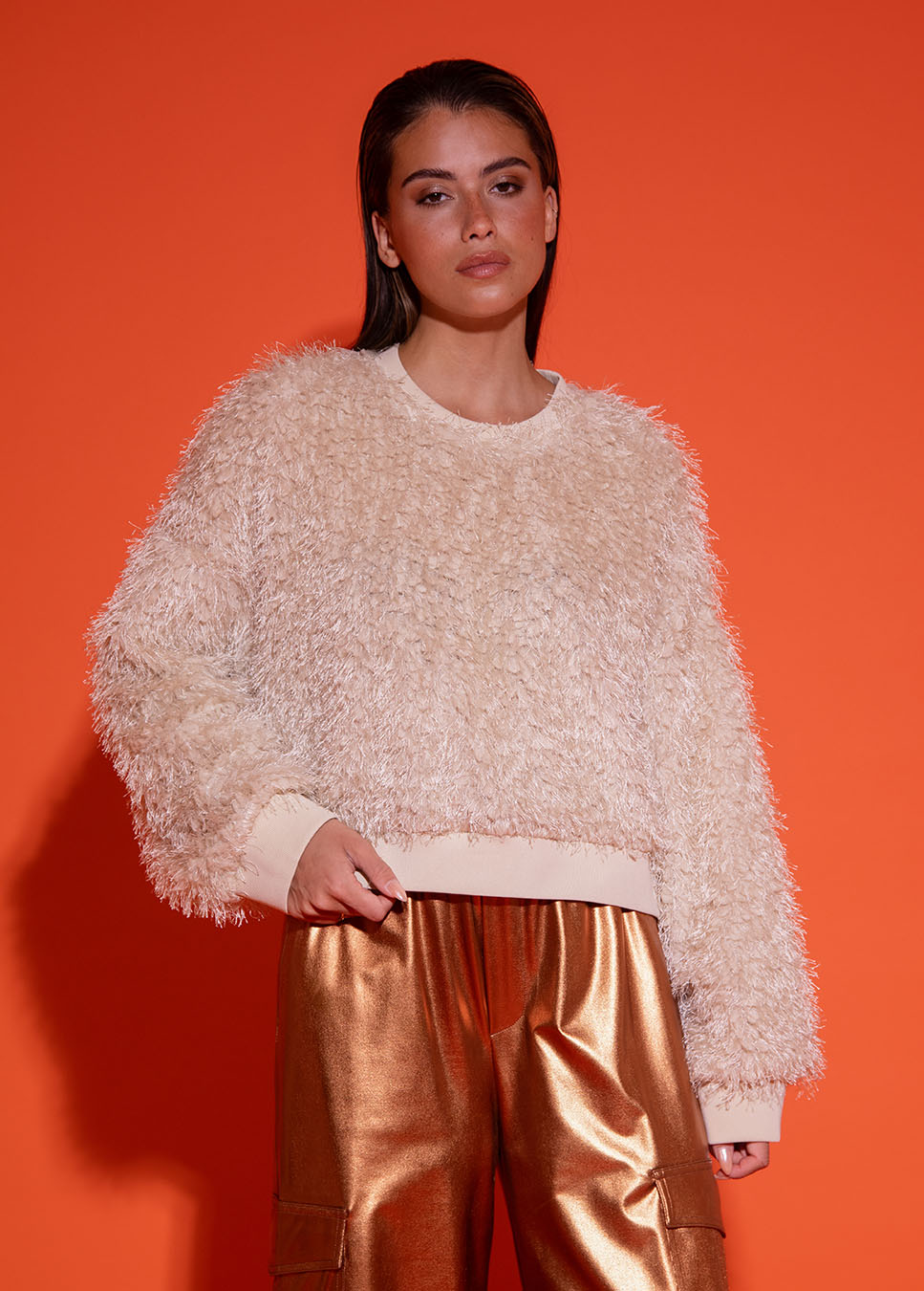 Studio Amaya Fav sweater fluffy beige voorkant model met gouden broek